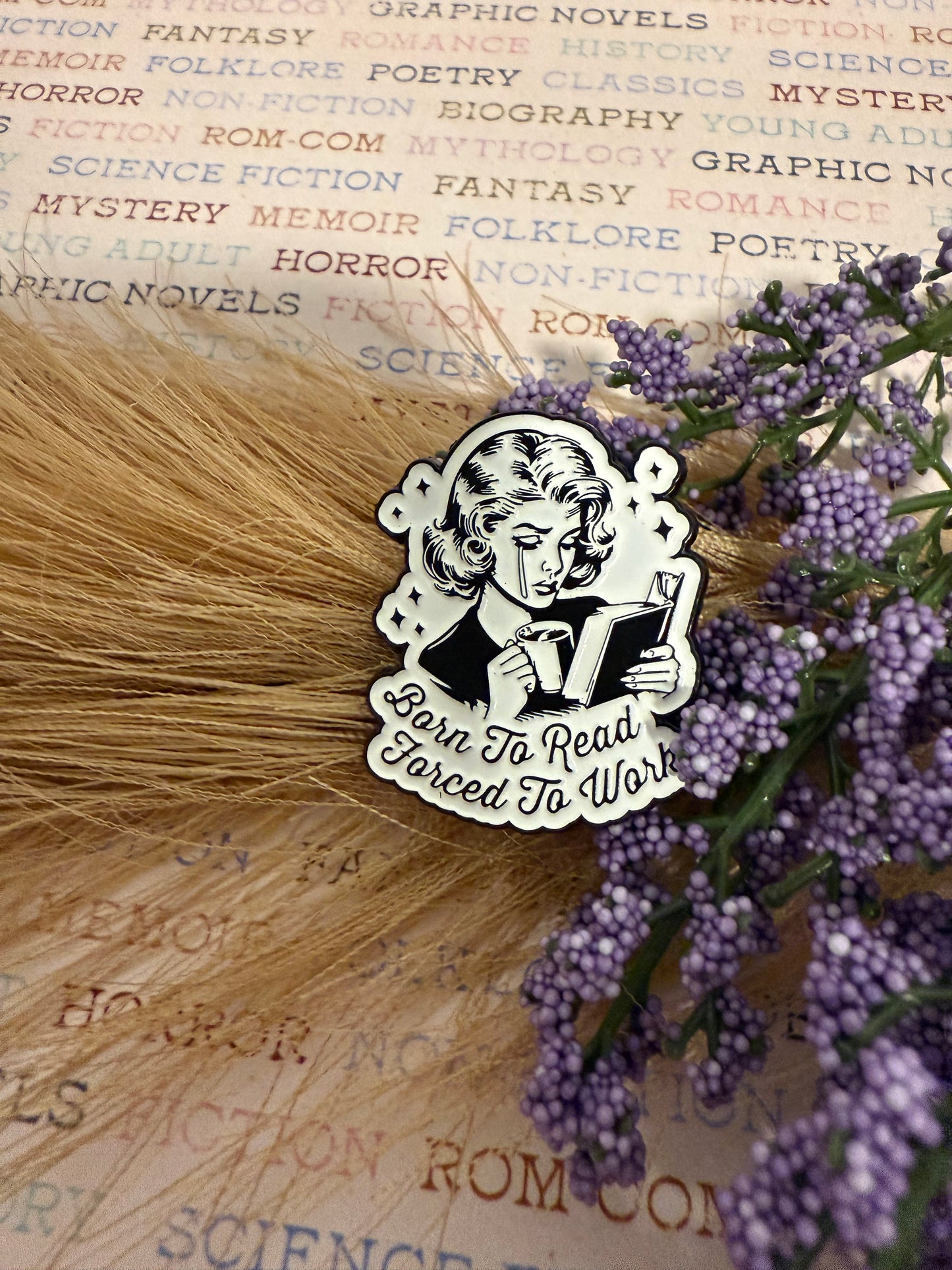 Born to read, force tu work - enamel pin