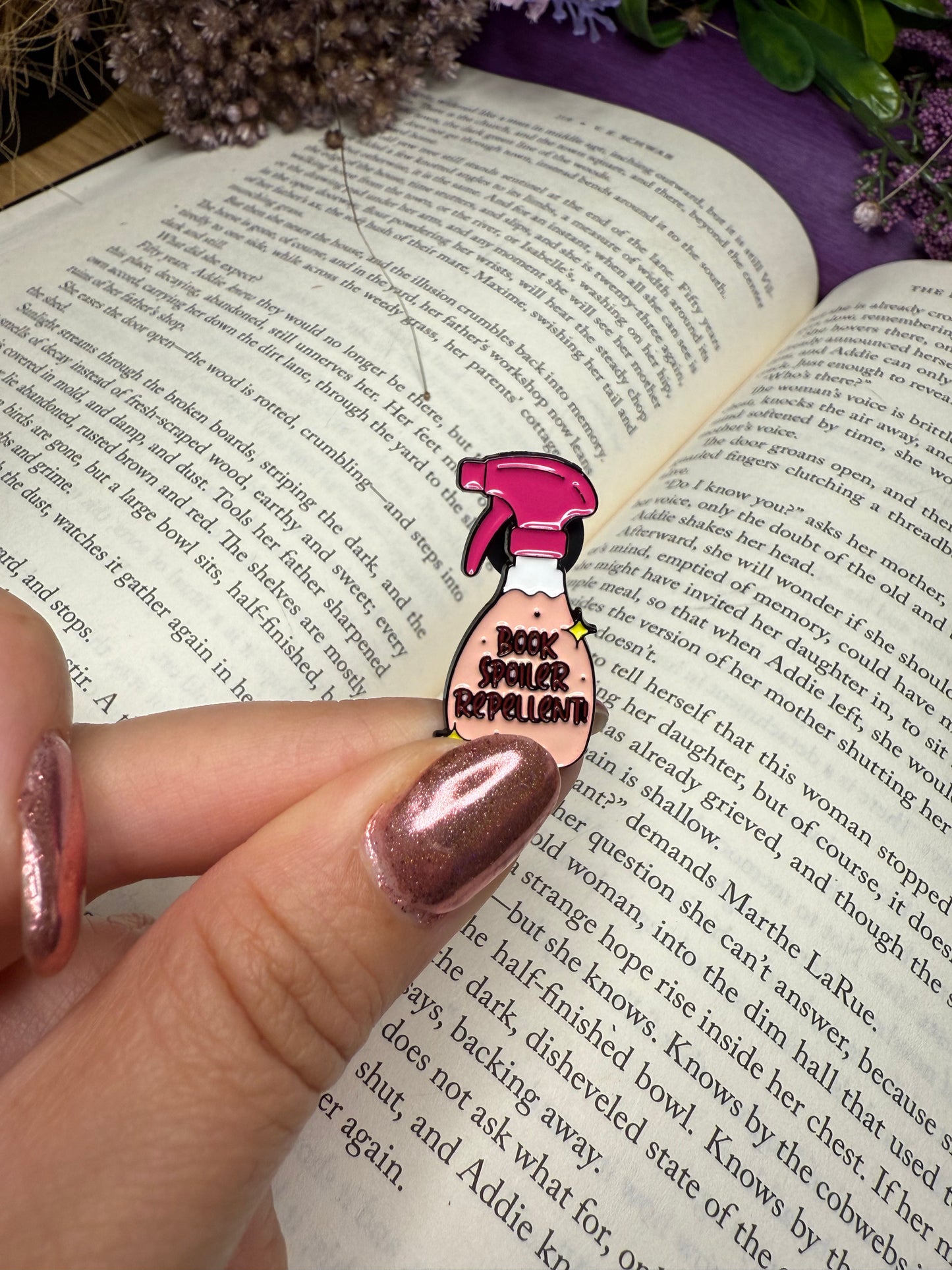 Book spoiler repellent pin